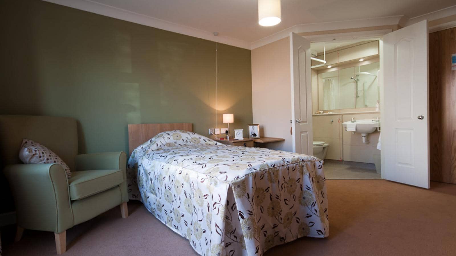 Interior shot of a bedroom and en-suite in MHA Willowcroft, Derby