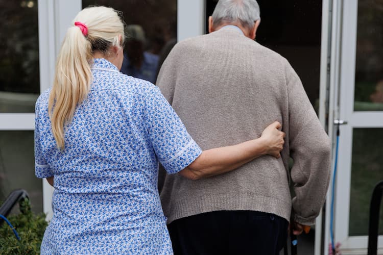 Top 8 reasons to consider a care home for someone living with dementia