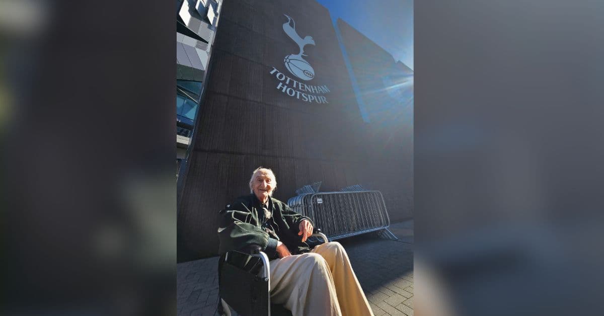 Lifelong spurs fan living at MHA Riverview Lodge goes on trip to stadium as part of Seize the Day initiative
